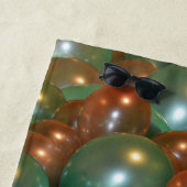 Pop Fest: ein lustiger, freudvoller Welpe in den B Strandtuch (Beispiel)