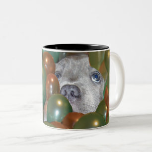 Pop Fest: Lustiger Staffy-Welpe in den Luftballons Zweifarbige Tasse