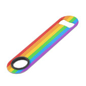 Pop mit Stolz: Regenbogenflagge Speed Flaschenöffner (Vorderseite Schrägansicht)