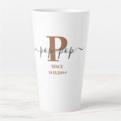 Pop-Pop Elegante Script Monogram Brown White Milchtasse (Vorderseite)