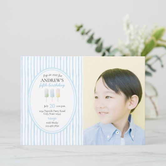 Pop zur Einladung über blaue Population (Stehend Vorderseite)