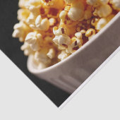 Popcorn im schwarzen Hintergrund Seidenpapier (Ausschnitt)