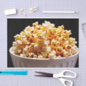Popcorn im schwarzen Hintergrund Seidenpapier (Handwerk)