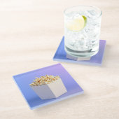 Popcorn in einer weißen Tube Glasuntersetzer (Schrägansicht)