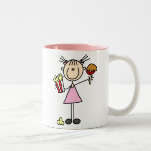 Popcorn und Karamell Apple an der angemessenen Zweifarbige Tasse