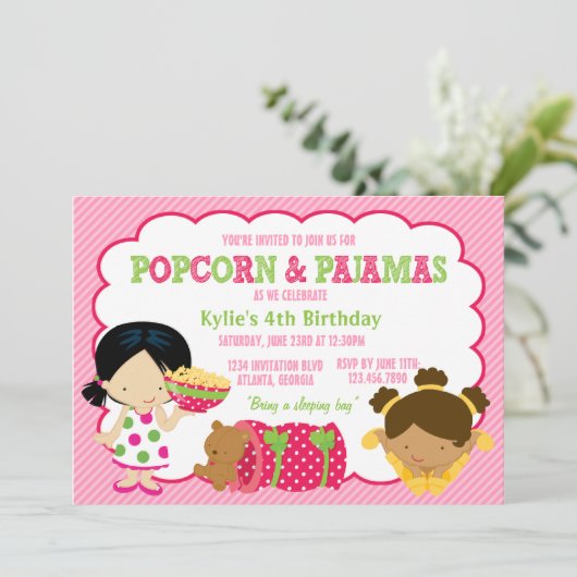 Popcorn und Pajamas Sleepover Party Einladung (Stehend Vorderseite)