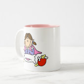 Popcorn und Pyjama-Tasse Zweifarbige Tasse (Vorderseite Links)