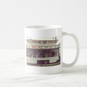 Popcorn und Schneecones auf der ländlichen County Kaffeetasse