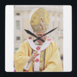 Pope Benedict XVI T - Shirt Quadratische Wanduhr<br><div class="desc">Papst Benedikt XVI. war vom 19. April 2005 bis zu seinem Rücktritt am 28. Februar 2013 Leiter der katholischen Kirche und Herrscher des Staat der Vatikanstadt. Benedikts Wahl zum Papst erfolgte 2005 in der päpstlichen Konklave, die auf den Tod von Papst Johannes Paul II. folgte. Benedikt entschied sich, bei seinem...</div>