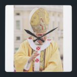 Pope Benedict XVI T - Shirt Quadratische Wanduhr<br><div class="desc">Papst Benedikt XVI. war vom 19. April 2005 bis zu seinem Rücktritt am 28. Februar 2013 Leiter der katholischen Kirche und Herrscher des Staat der Vatikanstadt. Benedikts Wahl zum Papst erfolgte 2005 in der päpstlichen Konklave, die auf den Tod von Papst Johannes Paul II. folgte. Benedikt entschied sich, bei seinem...</div>