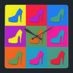 Popkunstschuhe Quadratische Wanduhr<br><div class="desc">Illustration der Absatzschuhe auf buntem mit Ziegeln gedecktem Hintergrund</div>