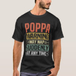 Poppa-Warnhinweise können jederzeit plötzlich Nick T-Shirt<br><div class="desc">Holen Sie sich dieses lustige und sarkastische Sprichwort-Outfit für stolze Großvater,  der seine bezaubernden Enkel,  Enkel,  Enkeltochter am väterlichen Tag oder Weihnachten,  Großeltern Tag,  Trag dies,  um Ihren süßen und coolen Großvater in der ganzen Welt zu erkennen!</div>