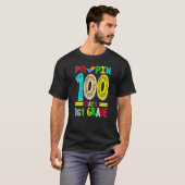 Poppin 100 Days 1st Grade Dinosaur Primary School T-Shirt (Vorne ganz)