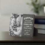 Poppop Großvater Vatertag Kinder Foto Fotoplatte<br><div class="desc">Großvater ist für alte Männer, also ist er stattdessen Poppop! Diese phantastische Zitat-Foto-Plakette ist perfekt für Vatertag, Geburtstag, oder um zu feiern, ein neuer Großvater oder Großvater zu sein, wer Lieben zum Golfspielen. Design zeigt das Sprichwort "Poppop, denn Großvater ist für alte Typ" in weißer Schrift auf einem Kreideboden, neben...</div>