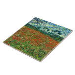 Poppy Field von Vincent Van Gogh Fliese<br><div class="desc">Die Gegend um Auvers bot Van Gogh eine Menge Kulisse für Inspiration, und während seiner letzten Monate malte der Künstler zahlreiche Szenen von Weizenfeldern und einer weiten, windigen Landschaft. Der Himmel hier hat ein unterdrückendes Gewicht und scheint auf der weiten Fläche des Landes niederzuhalten, während sowohl der Himmel als auch...</div>