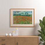 Poppy Field von Vincent Van Gogh Poster<br><div class="desc">Die Gegend um Auvers bot Van Gogh eine Menge Kulisse für Inspiration, und während seiner letzten Monate malte der Künstler zahlreiche Szenen von Weizenfeldern und einer weiten, windigen Landschaft. Der Himmel hier hat ein unterdrückendes Gewicht und scheint auf der weiten Fläche des Landes niederzuhalten, während sowohl der Himmel als auch...</div>