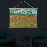 Poppy Field von Vincent Van Gogh Wandteppich Mit Holzrahmen<br><div class="desc">Die Gegend um Auvers bot Van Gogh eine Menge Kulisse für Inspiration, und während seiner letzten Monate malte der Künstler zahlreiche Szenen von Weizenfeldern und einer weiten, windigen Landschaft. Der Himmel hier hat ein unterdrückendes Gewicht und scheint auf der weiten Fläche des Landes niederzuhalten, während sowohl der Himmel als auch...</div>