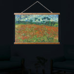 Poppy Field von Vincent Van Gogh Wandteppich Mit Holzrahmen<br><div class="desc">Die Gegend um Auvers bot Van Gogh eine Menge Kulisse für Inspiration, und während seiner letzten Monate malte der Künstler zahlreiche Szenen von Weizenfeldern und einer weiten, windigen Landschaft. Der Himmel hier hat ein unterdrückendes Gewicht und scheint auf der weiten Fläche des Landes niederzuhalten, während sowohl der Himmel als auch...</div>