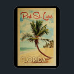 Port St Lucie Palm Tree Wandern Magnet<br><div class="desc">Ein einzigartiges Retrodesign aus der Mitte des Jahrhunderts in der modernen Port St. Lucie Florida Kunstdrucke im Vintage Reiseplakatstil. Es verfügt über eine geschwungene Palme am Sandstrand mit Ozean unter einem blauen bewölkten Himmel.</div>