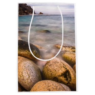 Porth Nanven ist eine felsige Bucht nahe Land's En Mittlere Geschenktüte