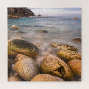 Porth Nanven ist eine felsige Bucht nahe Land's En Puzzle