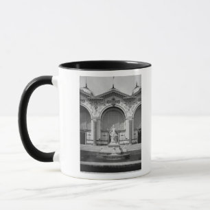Portico und Brunnen an dem universellen Tasse
