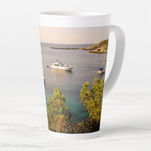 Portinatx Ibiza Küstenansicht mit Luxusyachten Milchtasse