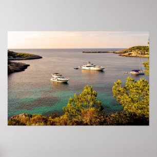 Portinatx Ibiza Küstenansicht mit Luxusyachten Poster