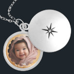 Portrait des Fotos "niedliche benutzerdefinierte T Medaillon<br><div class="desc">Mit unserem individuell gestaltbaren Daughter Foto Portrait Locket Necklace aus Zazzle können Sie jeden Augenblick verzaubern! Behalt deinen Lieben nah mit diesem eleganten Schloss, anpassbar mit einem wertvollen Foto deiner Tochter. Mit Sorgfalt erstellt, ist es ein zeitloser Sake, den sie lieben wird. Bestellen Sie noch heute Ihre Erinnerungen und tragen...</div>