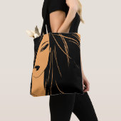 Portrait des Mädchens mit entlassenen Haaren Tasche (Von Nahem)