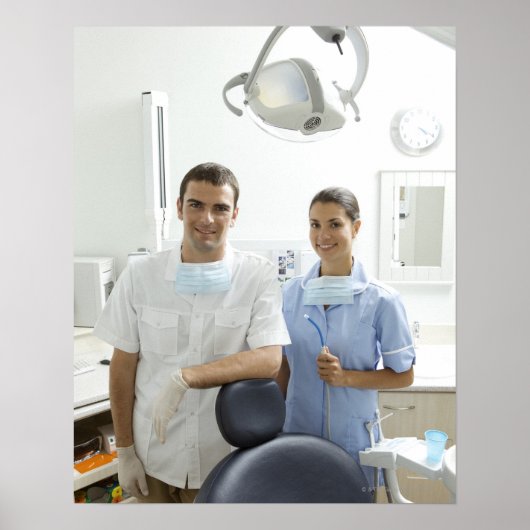 Portrait des Zahnarztes und seines Assistenten in Poster (Vorne)
