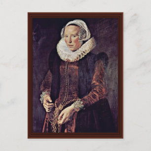 Portrait einer etwa dreißigjährigen Frau mit einer Postkarte