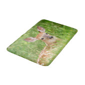 Portrait einer Faune (Weißschwanzhirsche) Badematte (Schrägansicht)