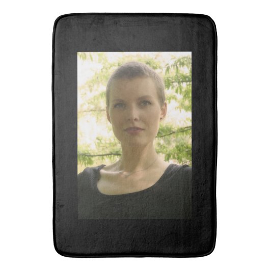 Portrait einer jungen Frau Badematte (Vorderseite Vertikal)