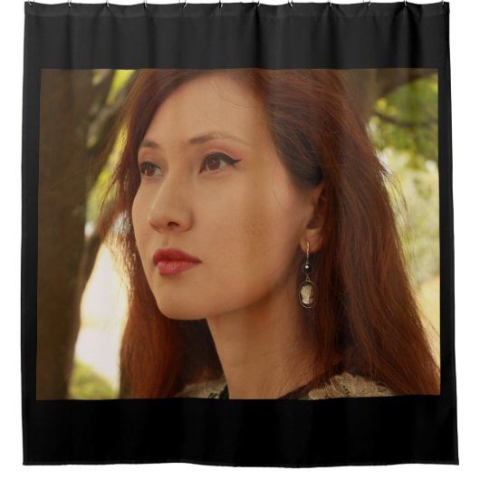 Portrait einer jungen Frau Duschvorhang (Vorderseite)