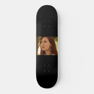 Portrait einer jungen Frau Skateboard