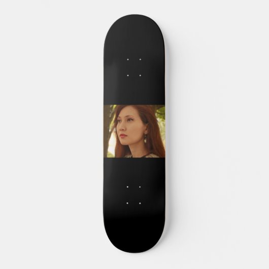 Portrait einer jungen Frau Skateboard (Vorderseite)