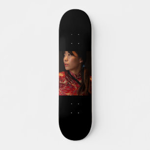 Portrait einer jungen Frau Skateboard
