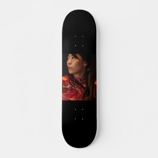 Portrait einer jungen Frau Skateboard (Vorne)