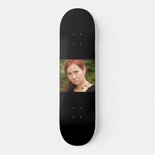 Portrait einer jungen Frau Skateboard (Vorderseite)