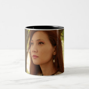 Portrait einer jungen Frau Zweifarbige Tasse