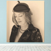 Portrait einer schönen Frau Leinwanddruck (Insitu (Holzboden))