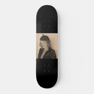Portrait einer schönen Frau Skateboard