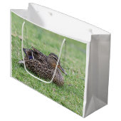 Portrait einer weiblichen Mallard Große Geschenktüte (Vorderseite Schrägansicht)