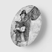 Portrait eines Fischers, der seine Netze trägt (b/ Runde Wanduhr (Winkel)