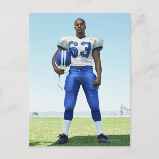 Portrait eines Fußballspielers, der einen Fußball  Postkarte (Vorderseite)