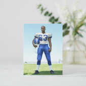 Portrait eines Fußballspielers, der einen Fußball  Postkarte (Stehend Vorderseite)