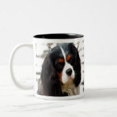 Portrait eines Königs Charles Cavalier Spaniel Zweifarbige Tasse (Links)