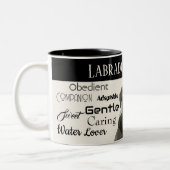 Portrait eines Labrador Retriever mit seinen Eigen Zweifarbige Tasse (Links)
