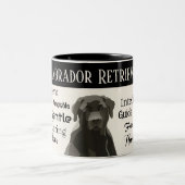 Portrait eines Labrador Retriever mit seinen Eigen Zweifarbige Tasse (Mittel)